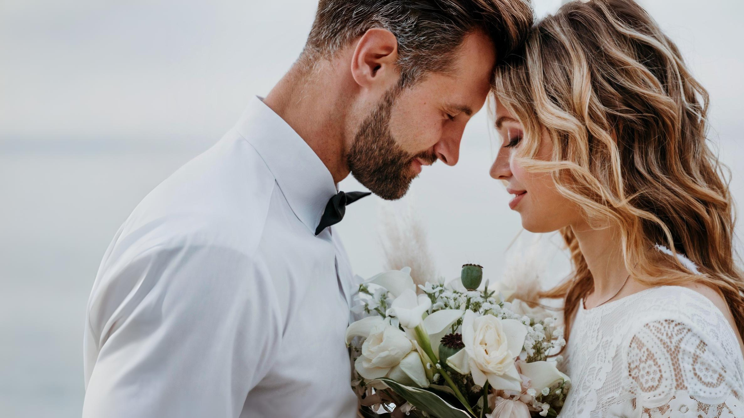 coppia di sposi durante il loro matrimonio