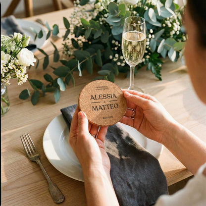 Segnaposto matrimonio con iniziali personalizzate inciso su sottobicchiere in sughero tondo, stile elegante e minimal